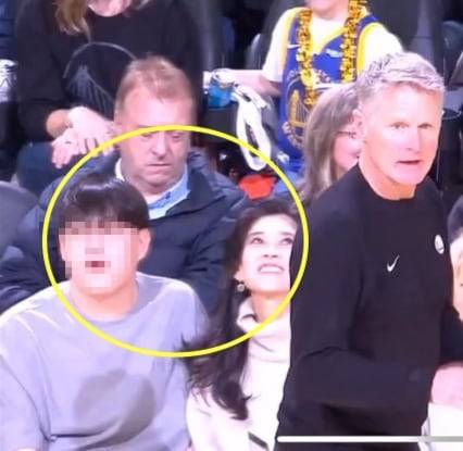 지난 3일(현지 시각) 미국 샌프란시스코 체이스센터에서 열린 NBA 골든스테이트 워리어스와 유타 재즈의 경기를 관람하고 있는 이부진(오른쪽) 호텔신라 사장과 그의 장남 임동현 군./온라인 커뮤니티 갈무리