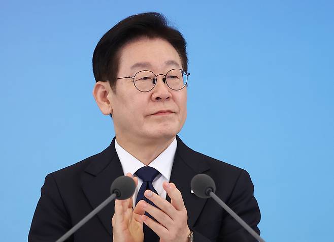 이재명 대통령이 지난 1월 30일 청와대에서 열린 국가창업시대 전략회의 'K-스타트업이 미래를 만든다'에서 영상시청 후 박수치고 있다. /뉴스1