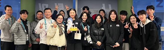 2026 밀라노-코르티나담페초 겨울올림픽을 앞둔 여자 쇼트트랙 국가대표 심석희(앞줄 왼쪽에서 다섯 번째)가 지난달 31일 밀라노 올림픽 선수촌 한국 선수단 숙소에서 생일 축하를 받고 있다. 한때 고의 충돌 의혹으로 심석희와 불편한 관계였던 대표팀 동료 최민정(오른쪽에서 세 번째)도 이날 심석희에게 축하를 건넸다. 대한체육회 제공