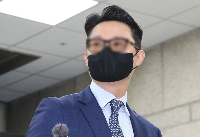 건진법사 전성배씨를 통해 김건희 여사에게 고가 선물을 전달하고 통일교의 현안을 청탁한 의혹을 받는 윤영호 전 세계평화통일가정연합(통일교) 세계본부장이 30일 오전 서울 서초구 서울중앙지방법원에서 열린 구속 전 피의자 심문(영장실질심사)에 출석하고 있다. 2025.07.30 뉴시스