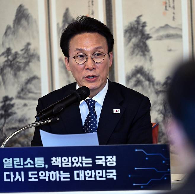 김민석 국무총리가 2일 오후 서울 종로구 삼청동 총리공관에서 열린 출입기자단 간담회에서 발언하고 있다.