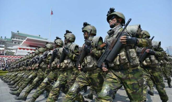 지난 2017년 4월 15일 평양 김일성광장에서 열린 열병식에서 야시경 장착 헬멧과 검은 선글라스를 착용한 채 얼굴에 위장크림을 바른 북한 특수작전군 부대원들이 행진하는 모습. 조선중앙통신 캡처