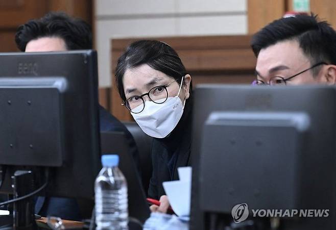 도이치모터스 주가조작과 명태균 공천개입, 통일교 청탁·뇌물 수수 의혹 혐의 등으로 구속기소 된 김건희 여사가 3일 서울 서초구 서울중앙지방법원에서 열린 자본시장법 위반 혐의 결심 공판에 출석해 있다. 2025.12.3 [사진공동취재단] photo@yna.co.kr