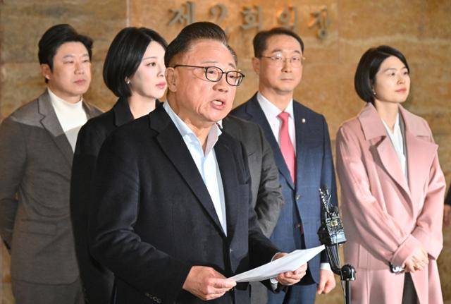 고동진(맨 앞) 의원을 비롯한 국민의힘 친한동훈계 의원들이 지난달 29일 국회 로텐더홀에서 한동훈 전 대표 제명 결정에 대한 입장을 밝히고 있다. 민경석 기자