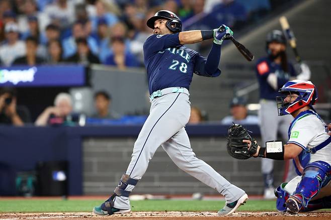 <yonhap photo-1562=""> TORONTO, ONTARIO - OCTOBER 20: Eugenio Suarez #28 of the Seattle Mariners hits a single during the second inning against the Toronto Blue Jays in game seven of the American League Championship Series at the Rogers Centre on October 20, 2025 in Toronto, Ontario. Vaughn Ridley/Getty Images/AFP (Photo by Vaughn Ridley / GETTY IMAGES NORTH AMERICA / Getty Images via AFP)/2025-10-21 09:51:31/ <저작권자 ⓒ 1980~2025 ㈜연합뉴스. 무단 전재 재배포 금지, AI 학습 및 활용 금지></yonhap>
