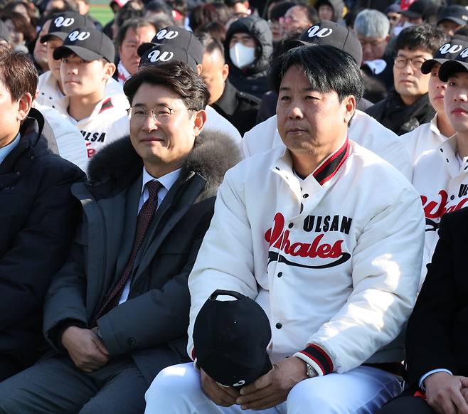 <yonhap photo-6219="">2일 울산 문수야구장에서 열린 울산웨일즈 프로야구단 창단식에서 김동진 단장(왼쪽)과 장원진 감독이 나란히 앉아 있다. 2026.2.2 [연합뉴스]</yonhap>