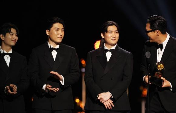제68회 그래미 어워즈에서 수상한 '케이팝 데몬 헌터스' OST '골든' 작곡진. 왼쪽부터 아이디오(이유한 곽중규 남희동), 24(서정훈). [사진=로이터/연합뉴스]
