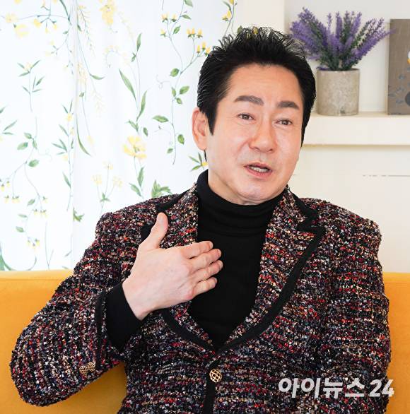 인터뷰하고 있는 가수 배금성 [사진=아이뉴스24]