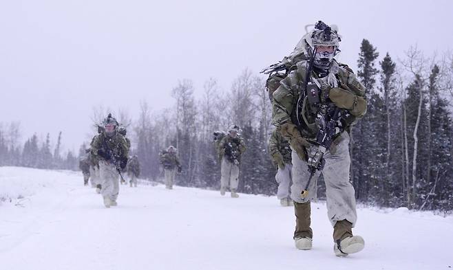 알래스카에서 훈련 중인 미 육군 제11공수사단 병사들. 미 육군