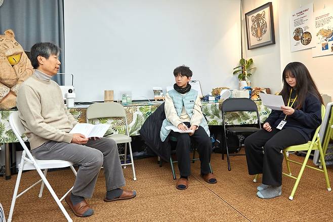 호랑이 보전을 위해서는 대중교통을 이용하고 일회용품 사용을 줄이는 등 일상에서 작은 것부터 실천하라고 두 학생기자에게 조언하는 이항(맨 왼쪽) 교수.