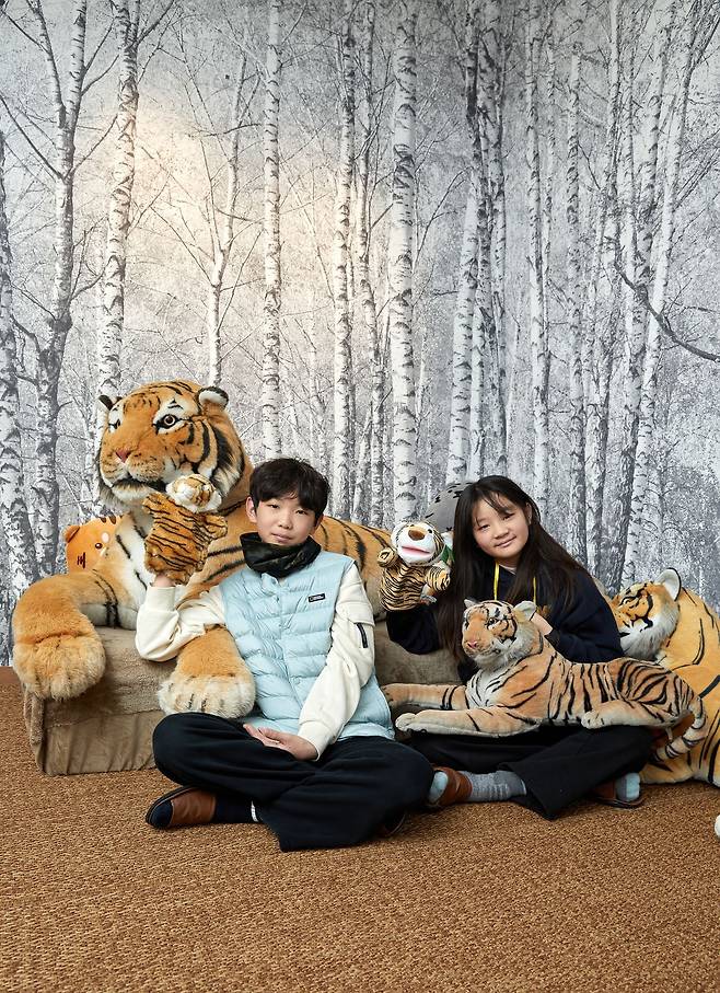 고양잇과 동물 중 가장 몸집이 큰 최상위 포식자인 호랑이는 무리를 이루지 않고 혼자 생활하는 습성이 강하다. 호랑이 인형을 들고 환하게 웃는 변우빈(왼쪽)·윤보영 학생기자.