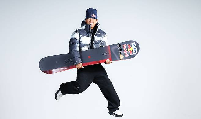 스노보드를 들고 점프하는 이채운. 김종호 기자