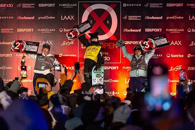 이름 ‘가온’은 ‘중심’을 의미한다. 이름처럼 포디엄 중앙에 선 최가온. [AP=연합뉴스]