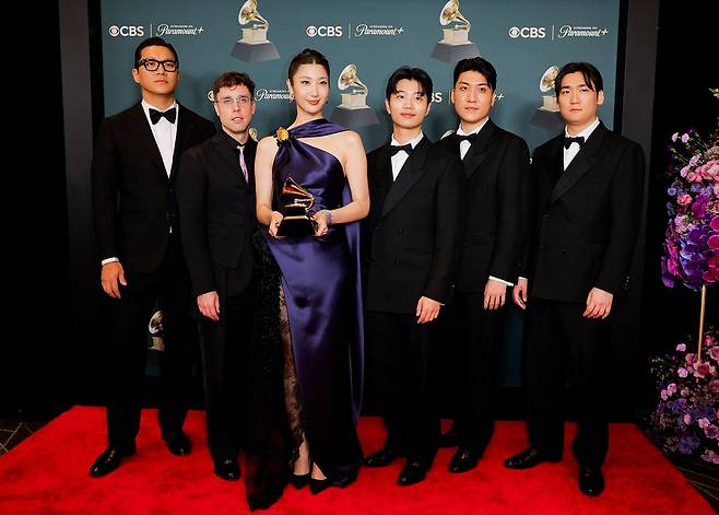 케이팝 데몬헌터스의 '골든'을 만든 작사, 작곡진들이 1일 그래미 어워즈 '베스트 송 리튼 포 비주얼 미디어' 트로피를 들고 포즈를 취하고 있다. [사진 로이터=연합뉴스]