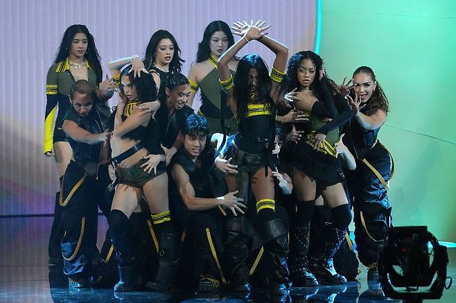 캣츠아이(KATSEYE)가 1일(현지 시간) 그래미 어워즈 무대에서 '날리'를 부르고 있다. [사진 AP=연합뉴스]