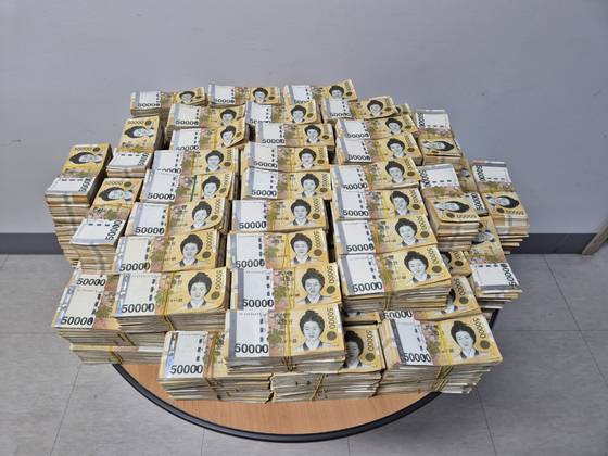 15년 넘게 운영해 온 부산 동래의 계모임이 사기 의혹에 휩싸였다. 피해액은 적게는 수십억원에서 많게는 200억원에 이를 것으로 추정된다.