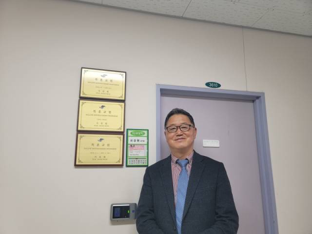 ▲ 서상원 한림대학교 의대 교수가 지난 29일 한림대 의대 연구실에서 본지와 인터뷰를 갖고 연구실 앞에 섰다.  이설화 기자