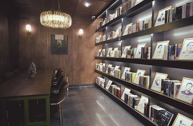 류재량 대표의 아들 류정현 군이 그린 작가 일러스트는 서점의 상징이 되었다(사진=안규림)