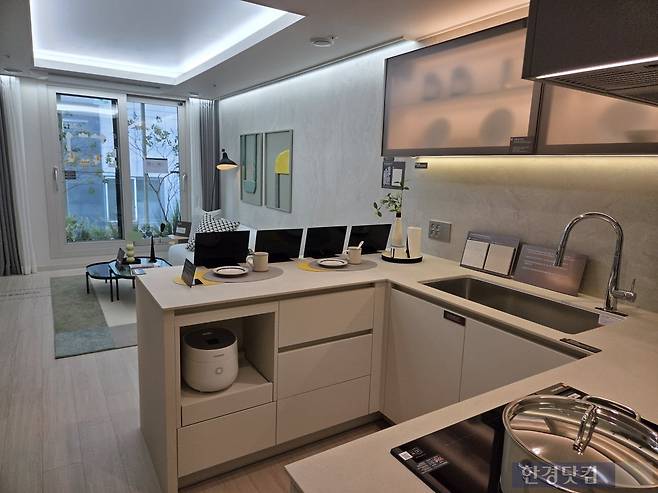 '안양역 센트럴 아이파크 수자인' 전용 43㎡의 거실과 주방의 모습 /사진=이슬기 기자