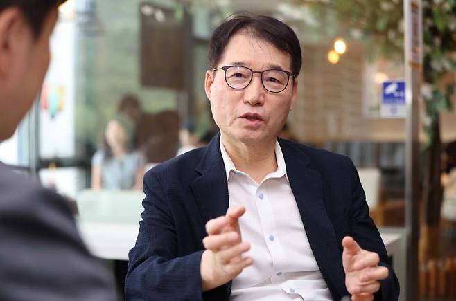 이근 한국경제학회장이 지난 2024년 한국경제학회 차기 회장에 당선된 직후 한국경제신문과 인터뷰하고 있다. 한경DB