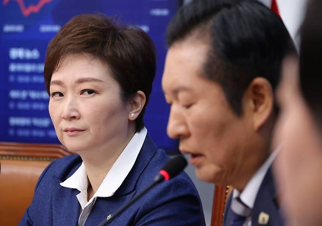 이언주 민주당 최고위원(왼쪽)이 2일 서울 여의도 국회에서 열린 최고위원회의에서 정청래 대표의 발언을 듣고 있다. 연합뉴스
