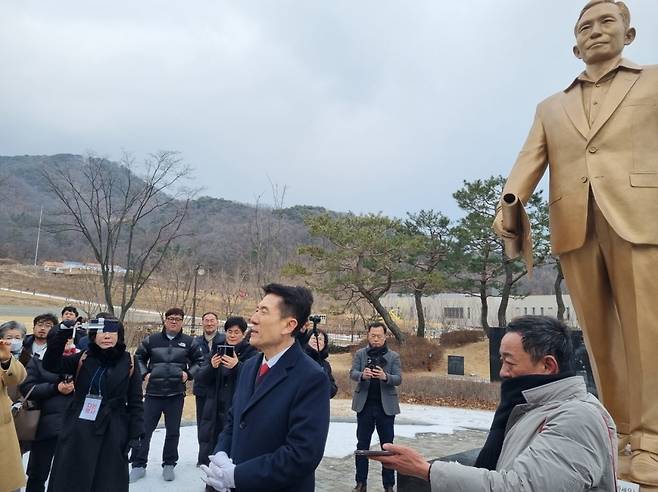 이 시장은 박정희 대통령 동상을 참배한후 지지자들을 향해 “지금 우리 경북에는 말로 싸우는 정치가가 아니라, 경북의 미래를 준비할 행정가가 필요하다”고 강조했다.