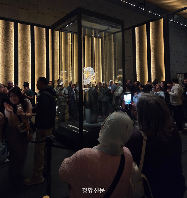 이집트 기자 이집트 대박물관(GEM) 투탕카멘실 내 황금마스크를 촬영하려는 관람객들이 줄을 서 있다 . 기자(이집트) | 윤승민 기자