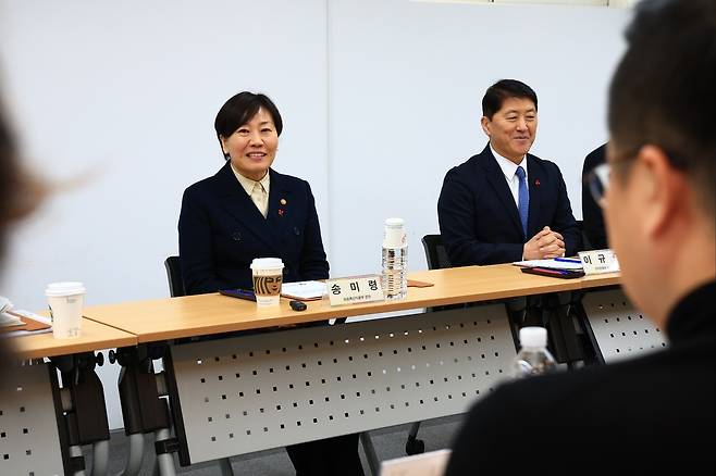 송미령 농림축산식품부 장관이 26일 한식진흥원에서 한식 교육기관인 수라학교 설립 방안과 콩 등 국내산 식재료 이용 확대 방안에 대해 논의하고 있다. 연합뉴스