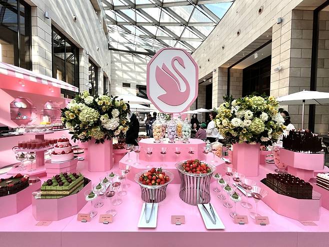 인천 영종도의 복합리조트 파라다이스시티는 오는 3월 15일까지 스와로브스키와 협업한 겨울 시즌 딸기 뷔페를 선보인다.