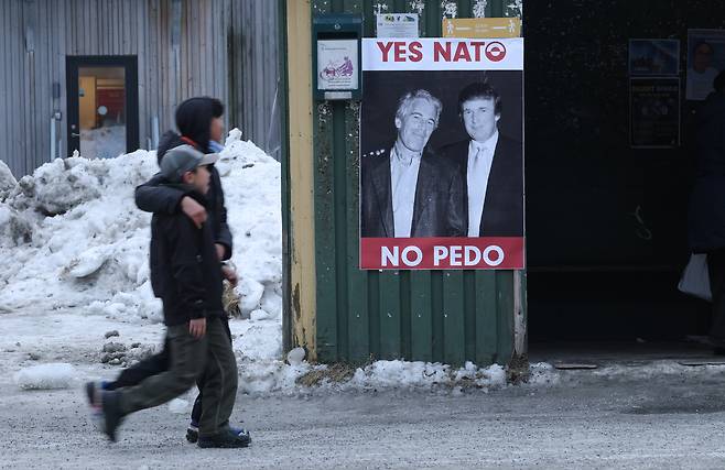 1월 24일 (현지시간) 그린란드의 한 버스정류장에 트럼프와 젭프리 엡스타인의 사진이 걸려 있다. 게티이미지