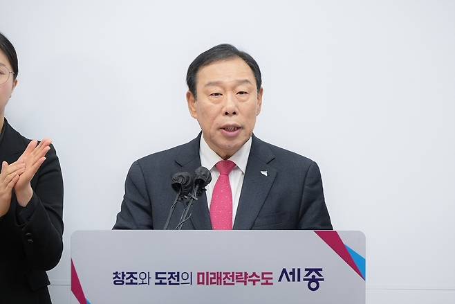 최민호 세종시장이 2일 열린 기자회견에서 세종시 재정 현안에 대해 설명하고 있다. 세종시 제공