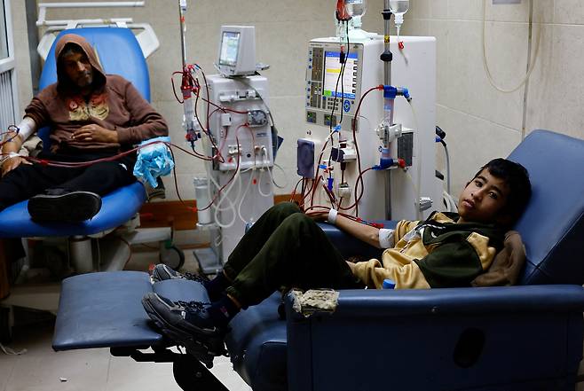 1일(현지시간) 가자지구 중부 데이르알발라에 위치한 알아크사 병원에서 신부전증을 앓고 있는 팔레스타인 환자들이 투석 치료를 받고 있다. 로이터연합뉴스