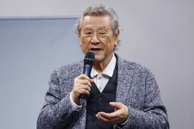 Park Geun-hyung delivers a lecture at the Theater Tomorrow Project’s 2026 Theater Camp, at the Arts Council Korea's HRD Center in Goyang, Gyeonggi Province, Jan. 13. (Yonhap)