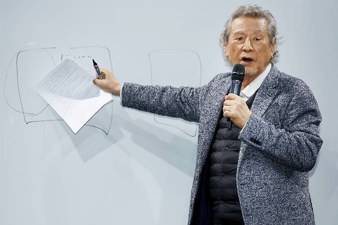 Park Geun-hyung delivers a lecture at the Theater Tomorrow Project’s 2026 Theater Camp, at the Arts Council Korea's HRD Center in Goyang, Gyeonggi Province, Jan. 13. (Yonhap)