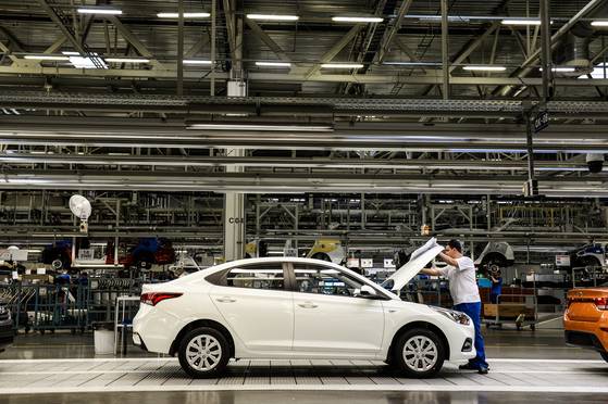 Hyundai Motor employees work at its plant in St. Petersburg, Russia, in this file photo. [HYUNDAI MOTOR]