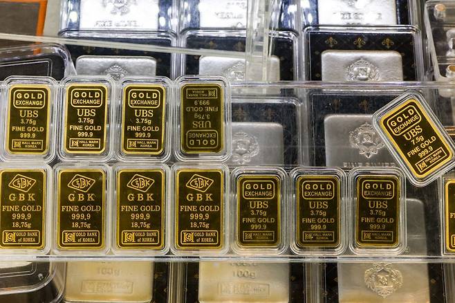 지난달 26일 서울시내 금은방에 골드바와 실버바가 진열되어 있다. 뉴시스