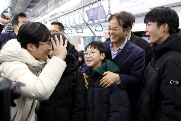 GTX-A 시승식에서 이동환 고양특례시장이 학생들과 이야기를 나누고 있다. 고양특례시 제공