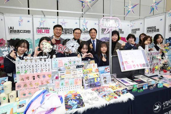 고양특례시 교육발전특구 성과공유회에서 신일비지니스고등학교 부스를 찾은 이동환 시장이 학생들과 함께 기념촬영을 하고 있다. 고양특례시 제공