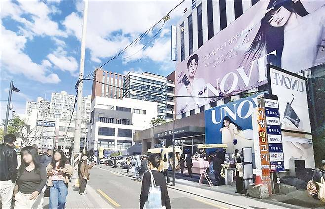 빠른 트렌드 변화와 가성비 중심 소비가 확산되며 SNS 마케팅에 특화된 ‘핫플’의 잔혹사가 이어지고 있다. MZ세대 성지로 주목받고 있는 서울 성수동 연무장길 모습. (이승환 기자)