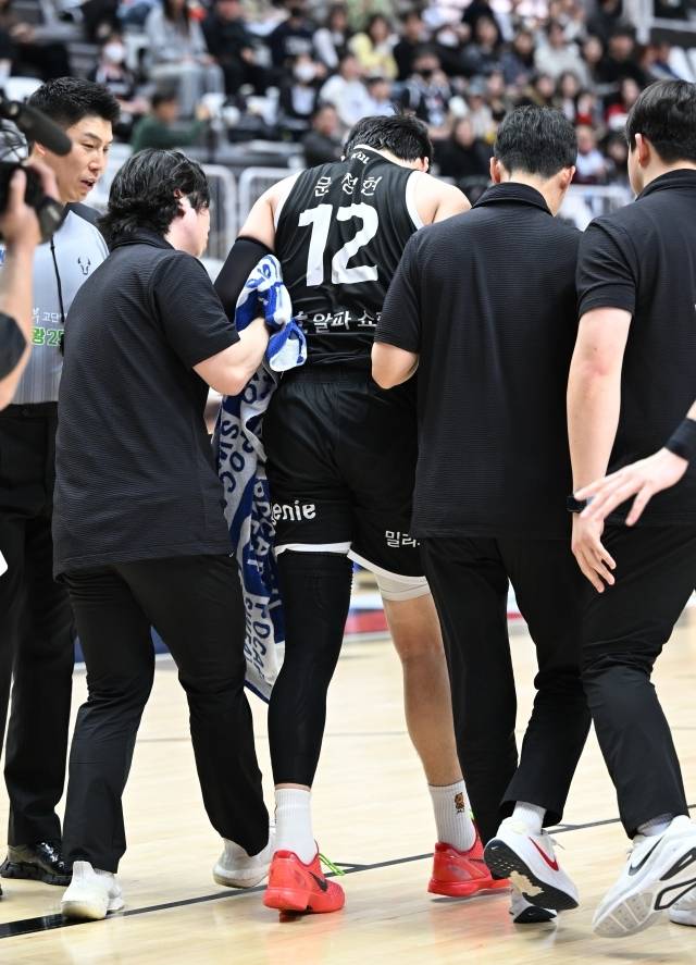 문정현은 정밀 검진 결과, 발목 인대 파열로 4주 진단을 받았다. 최소 회복 기간이다. 이로 인해 국가대표 브레이크 후 복귀가 가능한 상황이다. 사진=KBL 제공