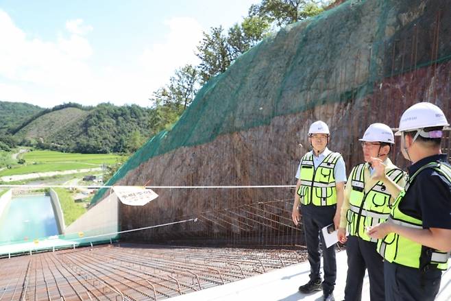 ▲ 김인중 한국농어촌공사 사장이 지난해 8월 21일 전남 강진 월남지구 다목적 농촌용수개발사업 현장을 찾아 안전점검을 하고 있다./사진제공=한국농어촌공사