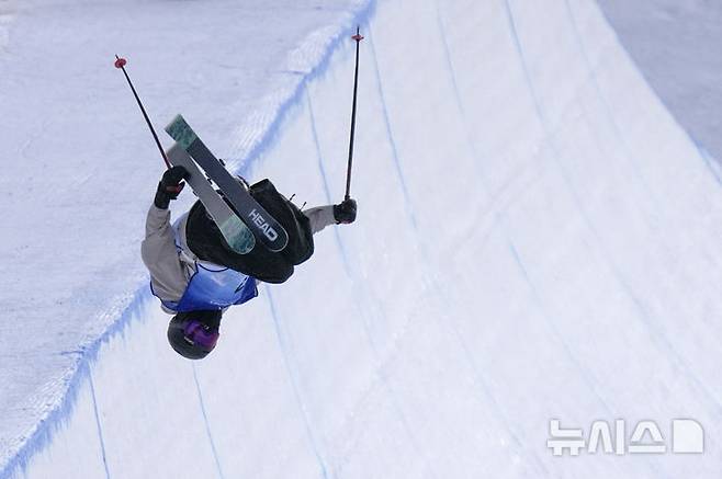 [하얼빈=AP/뉴시스] 한국 문희성이 8일 중국 하얼빈 야부리 스키리조트에서 열린 2025 하얼빈 동계아시안게임 남자 프리스키 하프파이프에서 경기를 펼치고 있다. 문희성은 2025 하얼빈 동계 아시안게임 남자 프리스타일 스키 하프파이프 결선에서 88.50점을 획득해 동메달을 목에 걸었다. 2025.02.08.