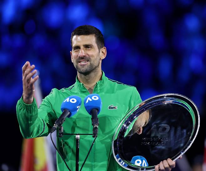 조코비치가 1일 호주 오픈 남자 단식 결승 뒤 기자 회견에서 나달을 향한 헌사를 전하고 있다. 연합뉴스