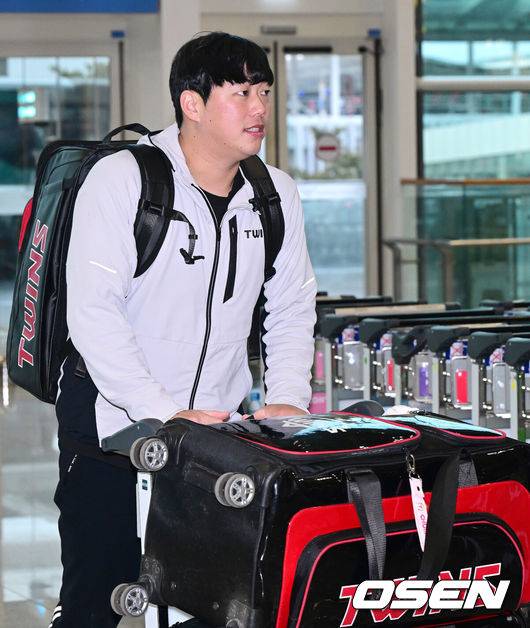[OSEN=인천공항, 최규한 기자] 프로야구 LG 트윈스가 23일 오후 2026 시즌을 준비하기 위해 22일 오후 인천공항을 통해 미국으로 출국했다.LG는 오는&nbsp;25일부터&nbsp;2월&nbsp;22일까지 미국 애리조나에서 1차&nbsp;스프링캠프를 펼친다. LG 함덕주가 출국장에 들어서고 있다. 2026.01.23 / dreamer@osen.co.kr