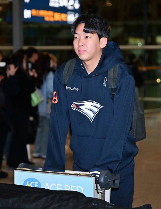 [OSEN=인천공항, 민경훈 기자] 프로야구 한화 이글스가 2026 시즌을 준비하기 위해 23일 오전 인천공항을 통해 호주 멜버른으로 1차 스프링캠프를 떠났다.김경문 감독이 이끄는 한화 선수단은 코치진 17명, 선수 46명을 합해 63명으로 1차 스프링캠프 명단을 꾸렸다.한화 황준서가 출국길에 오르고 있다. 2026.01.23 / rumi@osen.co.kr