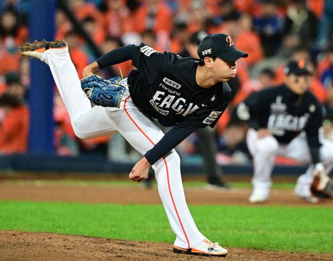 [OSEN=대구, 조은정 기자]22일 대구 삼성라이온즈파크에서 2025 신한 SOL Bank KBO리그 포스트시즌 플레이오프 4차전 삼성 라이온즈와 한화 이글스의 경기가 열렸다.홈팀 삼성은 원태인, 방문팀 한화는 정우주를 선발로 내세웠다.6회말 한화 황준서가 역투를 하고 있다. 2025.10.22 /cej@osen.co.kr