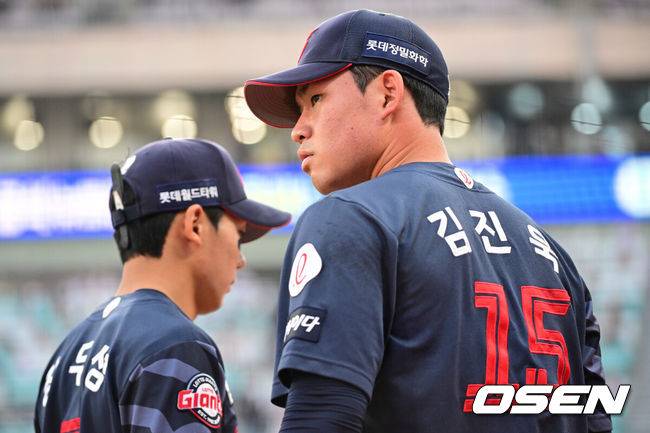 [OSEN=수원, 조은정 기자]12일 오후 수원 KT위즈파크에서 ‘2025 신한 SOL Bank KBO리그’ KT 위즈와 롯데 자이언츠의 경기가 열렸다.이날 홈팀 KT의 선발투수는 소형준, 방문팀 롯데는 김진욱이 나선다.2회말 이닝을 마친 롯데 선발 김진욱이 야수진을 맞이하고 있다. 2025.06.12 /cej@osen.co.kr