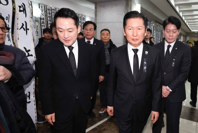 ▲더불어민주당 정청래 대표가 30일 서울 종로구 서울대학교병원 장례식장에 마련된 이해찬 전 국무총리의 빈소에서 조문을 마친 국민의힘 장동혁 대표를 배웅하고 있다. ⓒ연합뉴스