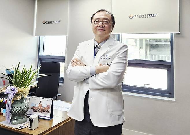 곽영호 국립소방병원장은 “국민을 위해 헌신한&nbsp;제복 공무원의 건강을 국가가 책임진다는 게 병원의 설립 취지”라며&nbsp;“병원 구성원들의 소망은 소방관을 위한 전반적인&nbsp;안전망을 구축하는 데 기여하는 것”이라고&nbsp;말한다.&nbsp;국립소방병원 제공