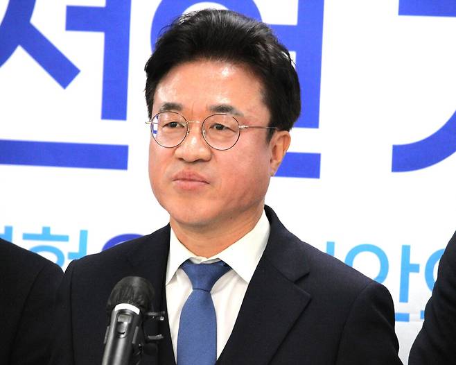 최재용 전 행정안전부 소청심사위원장이 2일 천안시청 브리핑실에서 출마기자회견을 열었다.